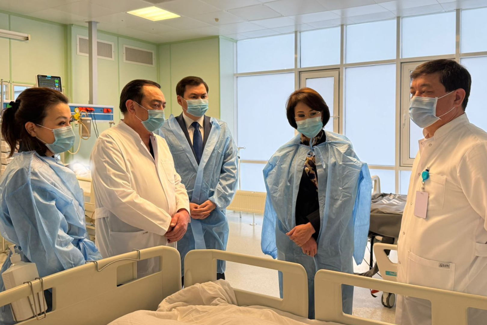 Глава Минздрава посетила пострадавших при обрушении фасада жилого комплекса