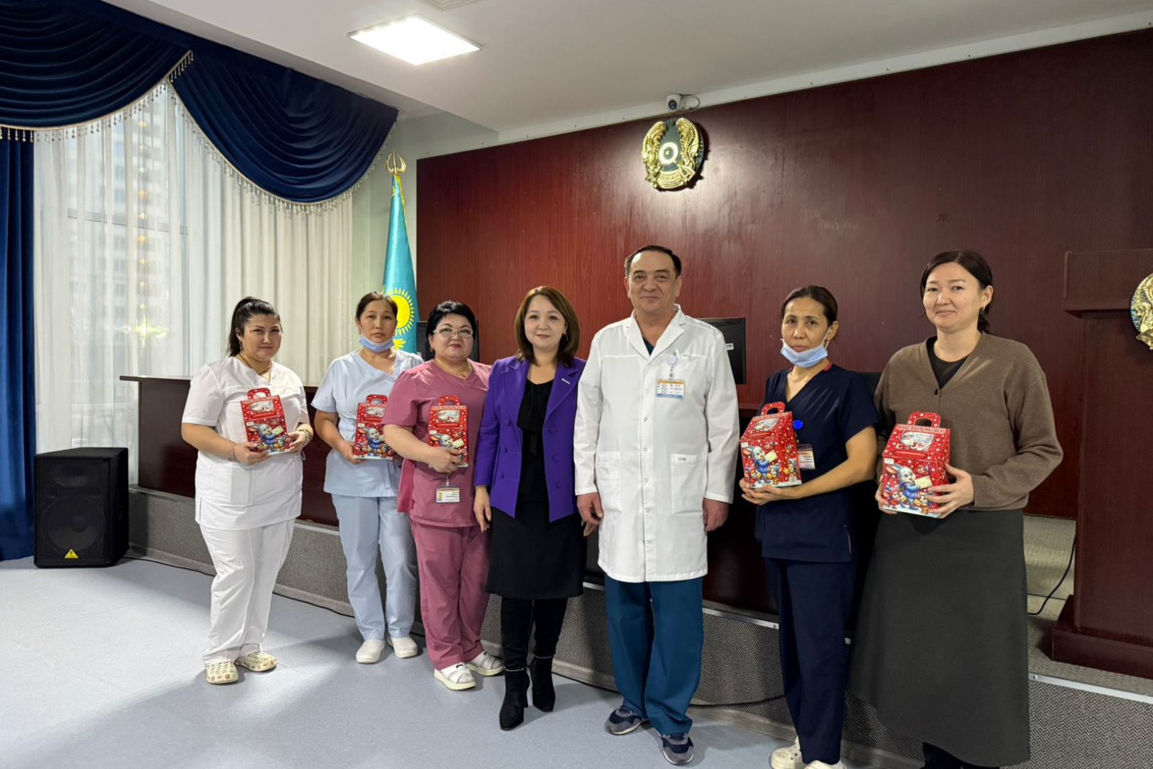 Представители партии «Аманат» поздравили сотрудников больницы и многодетные семьи с наступающим Новым годом